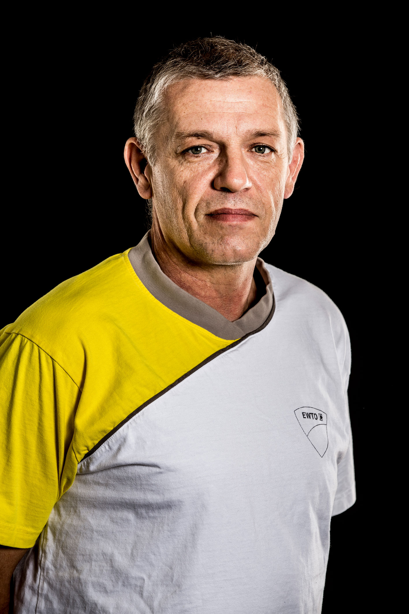 GM Thomas Schrön Bachelor in Martial Arts (Uni Derby GB) 9. Großmeistergrad WingTsun 3. Lehrergrad Escrima Ausbilder an der Trainerakademie Heidelberg, Landestrainer Schweden